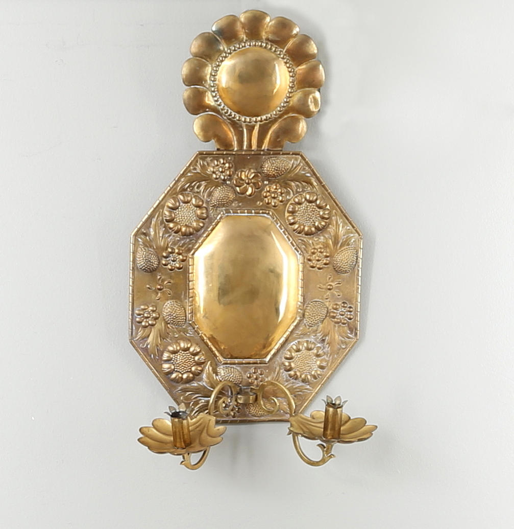 VÄGGPLÅT, Barockstil, mässing, 2 ljusarmar, Gusum, tidigt 1900-tal.