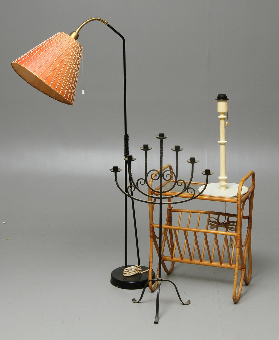 GOLVLAMPA, BORDSLAMPA Luxus, GOLVLJUSSTAKE smide samt TIDNINGSBORD.