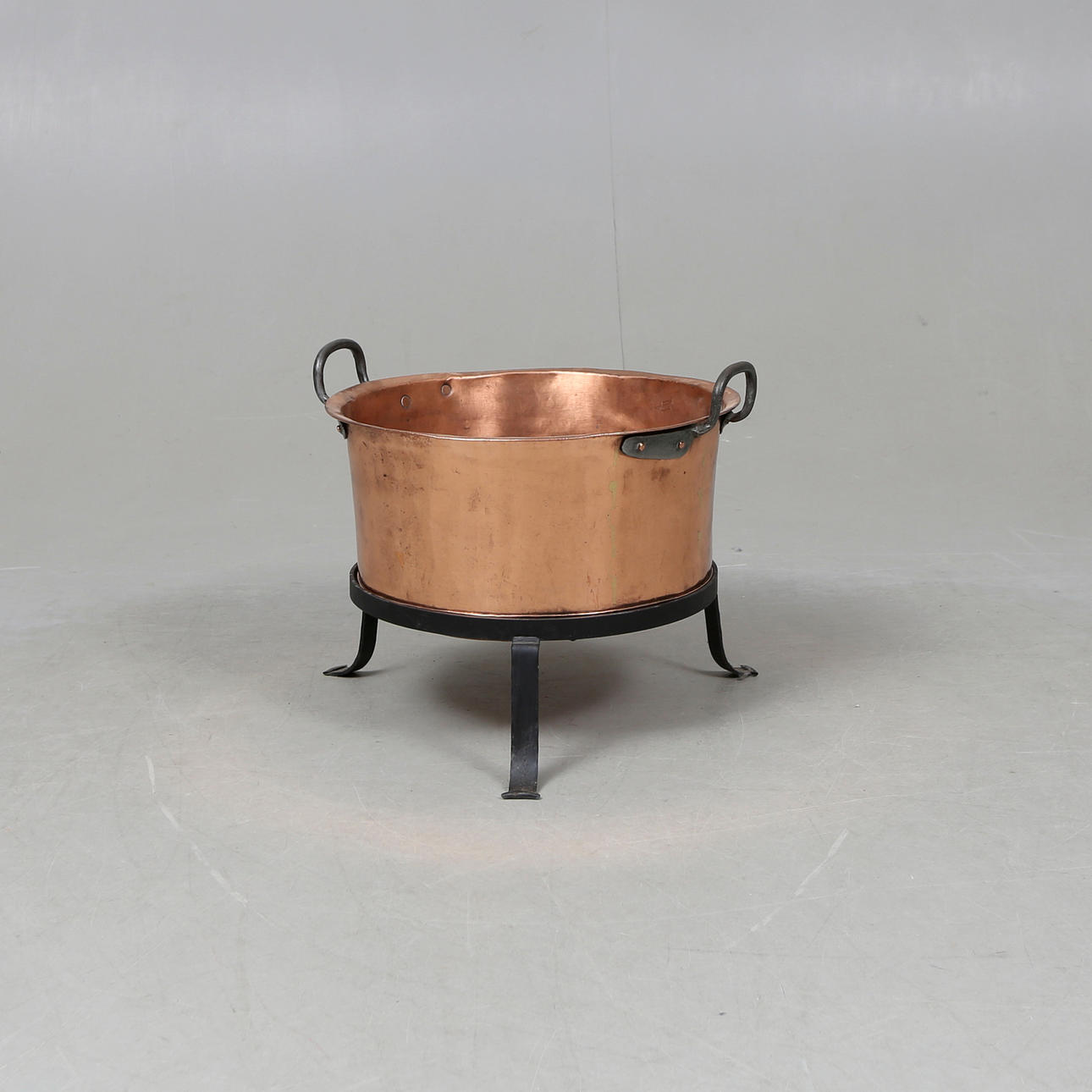 COPPER BASE ON METAL BASE.
