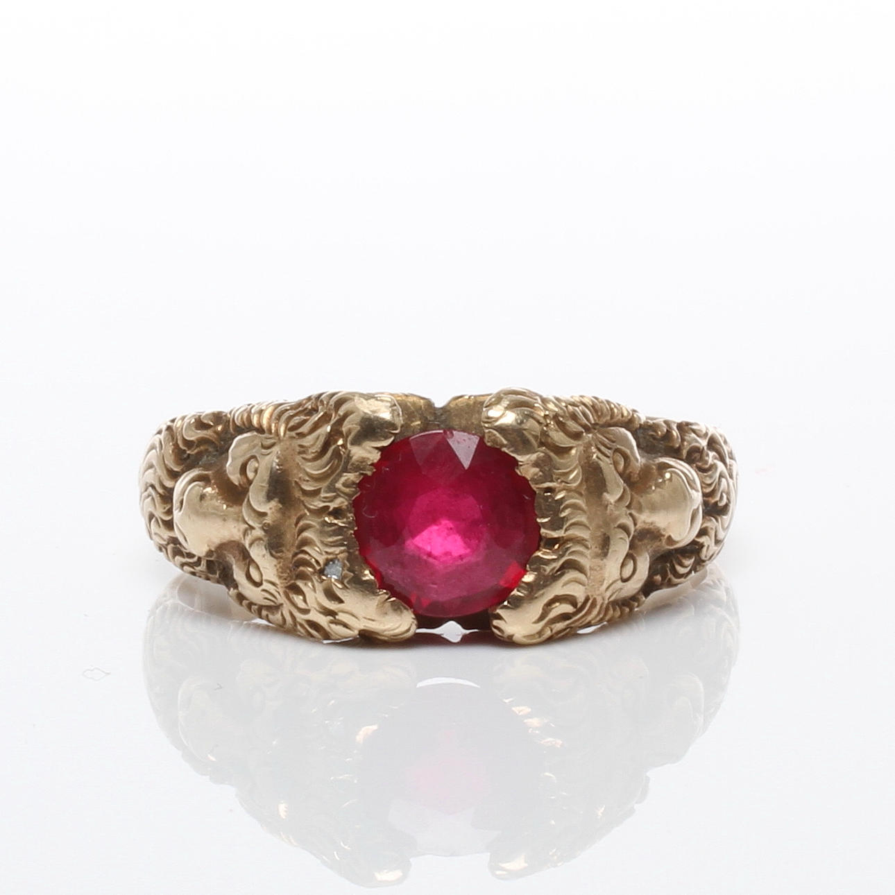 RING, 14k guld med röd sten, 1900-tal.