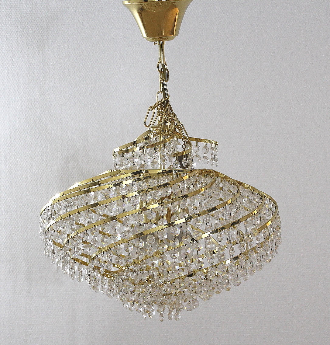 KRISTALLKRONA, 4 st ljuspunkter, mässing och kristall, Titanus AB.