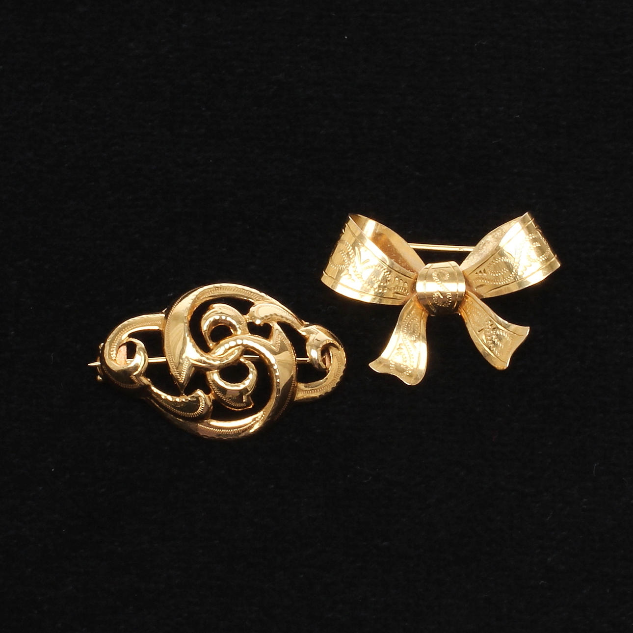 BROSCHER 2 st, 18k guld. 1940/1950-tal.