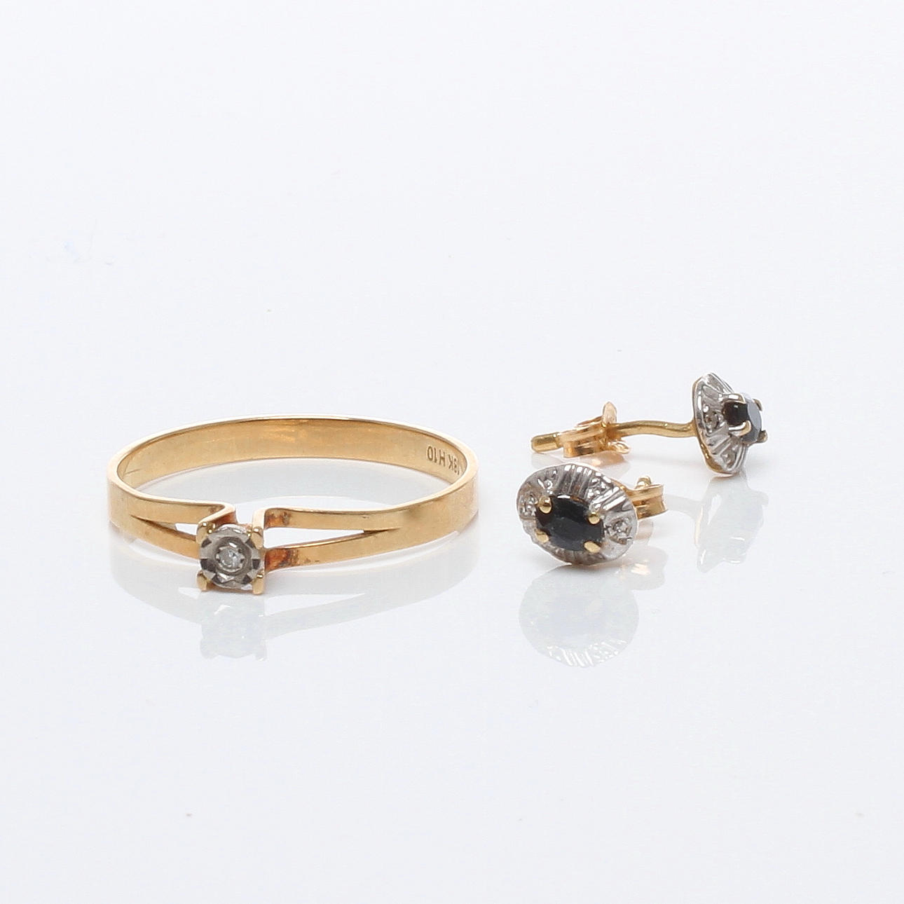 ÖRHÄNGEN 1 par samt RING, 18k guld med diamanter, 1900-tal.