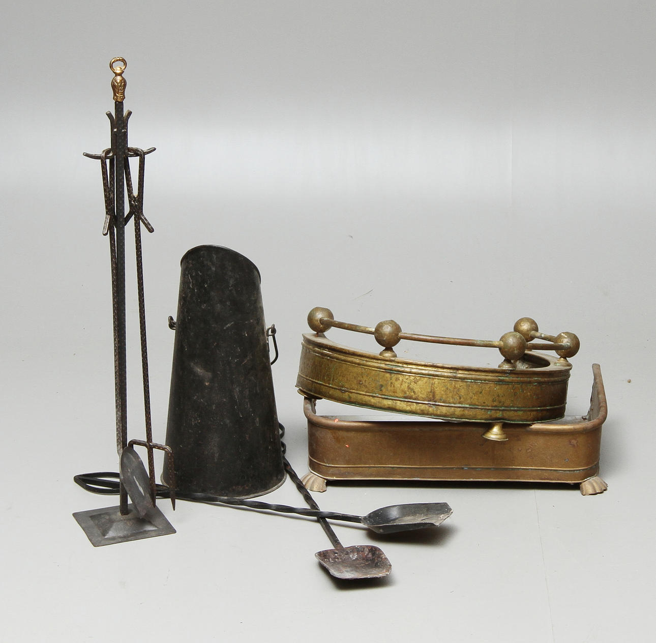 SPIS- och KAKELUGNSSET, bland annat gnistskydd och kolhämtare. 1800/1900-tal.