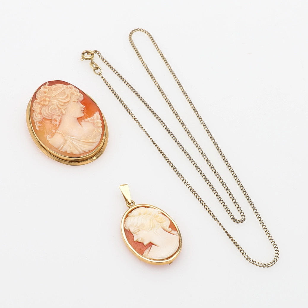 HÄNGEN, TVÅ STYCKEN SAMT KEDJA.