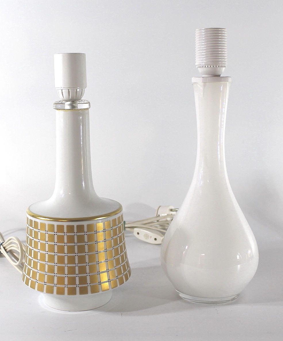 LAMPOR, glas och porslin, 2 st, en Hackefors, en signerad NEBB 1252.