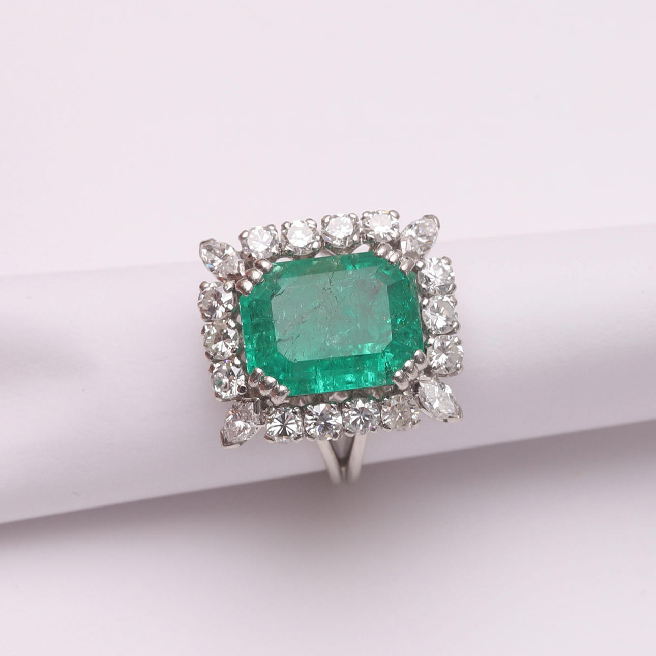 EMERALD AND DIAMONDS RING.