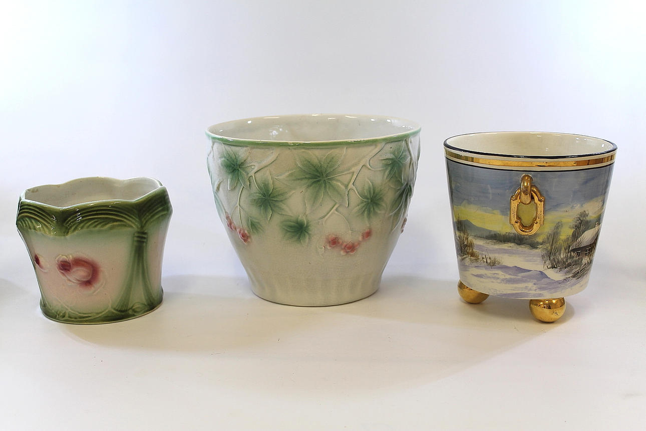 YTTERFODER, 3 st, porslin, 1 st Gustavsberg, 1 st Göteborg, majolika.