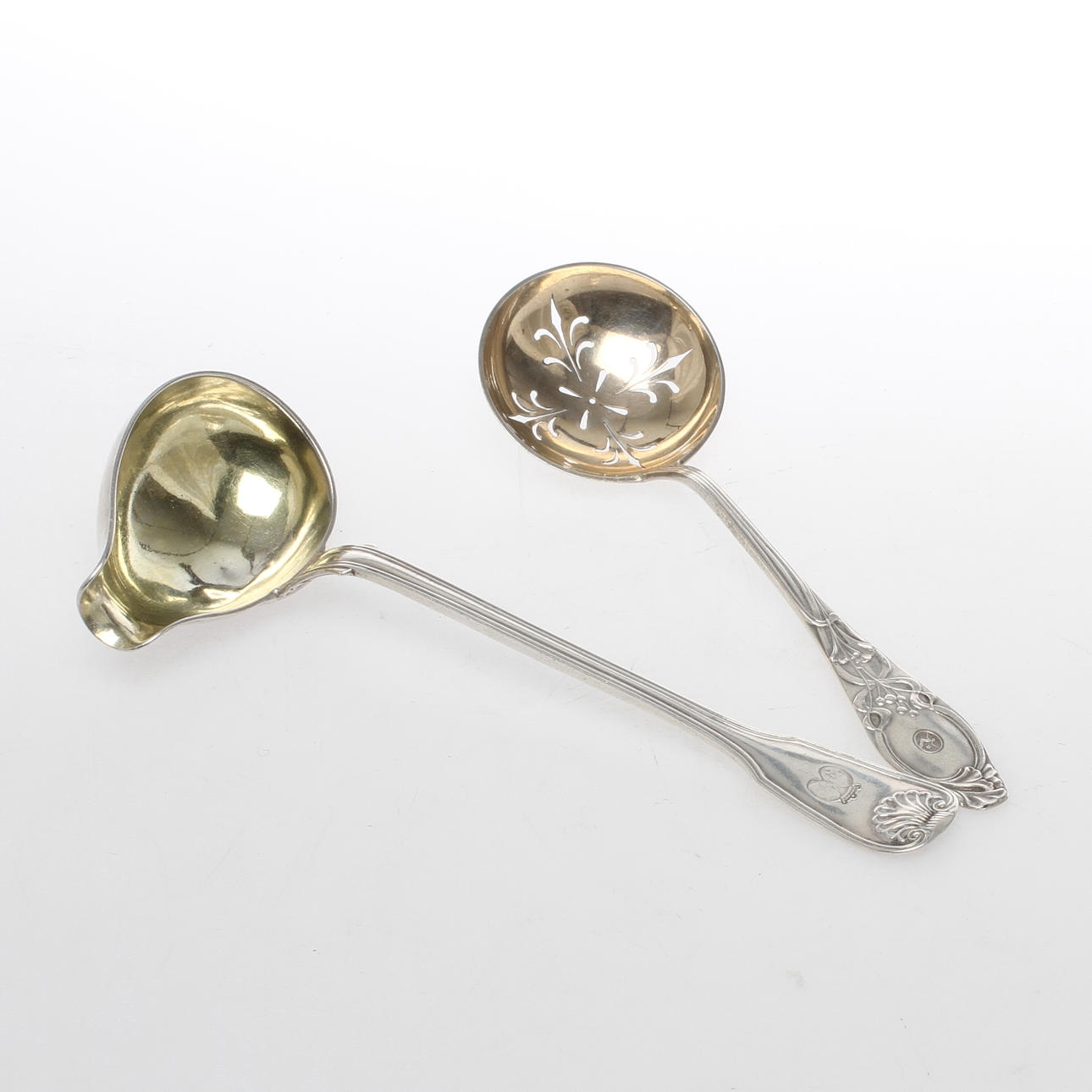 SOCKERSTRÖARE samt SÅSSKED, silver, bland annat Gustav Möllenborg med dekor av vapenskölder. 1800/1900-tal.