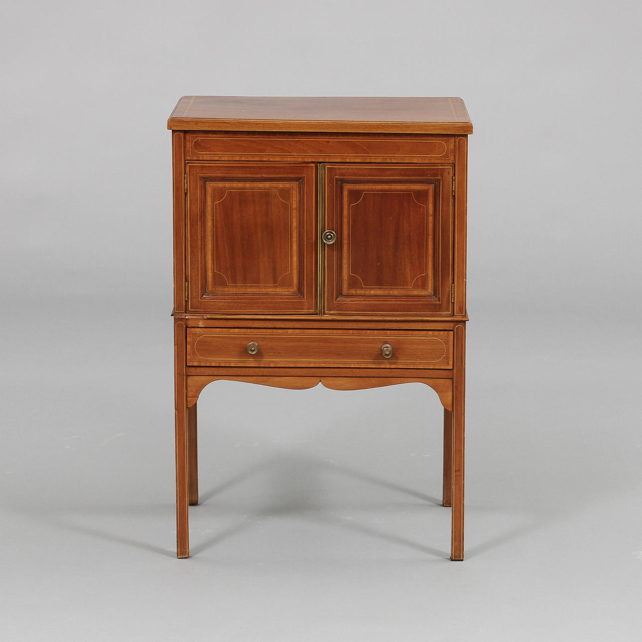 POTTSKÅP, England, 1800-tal.