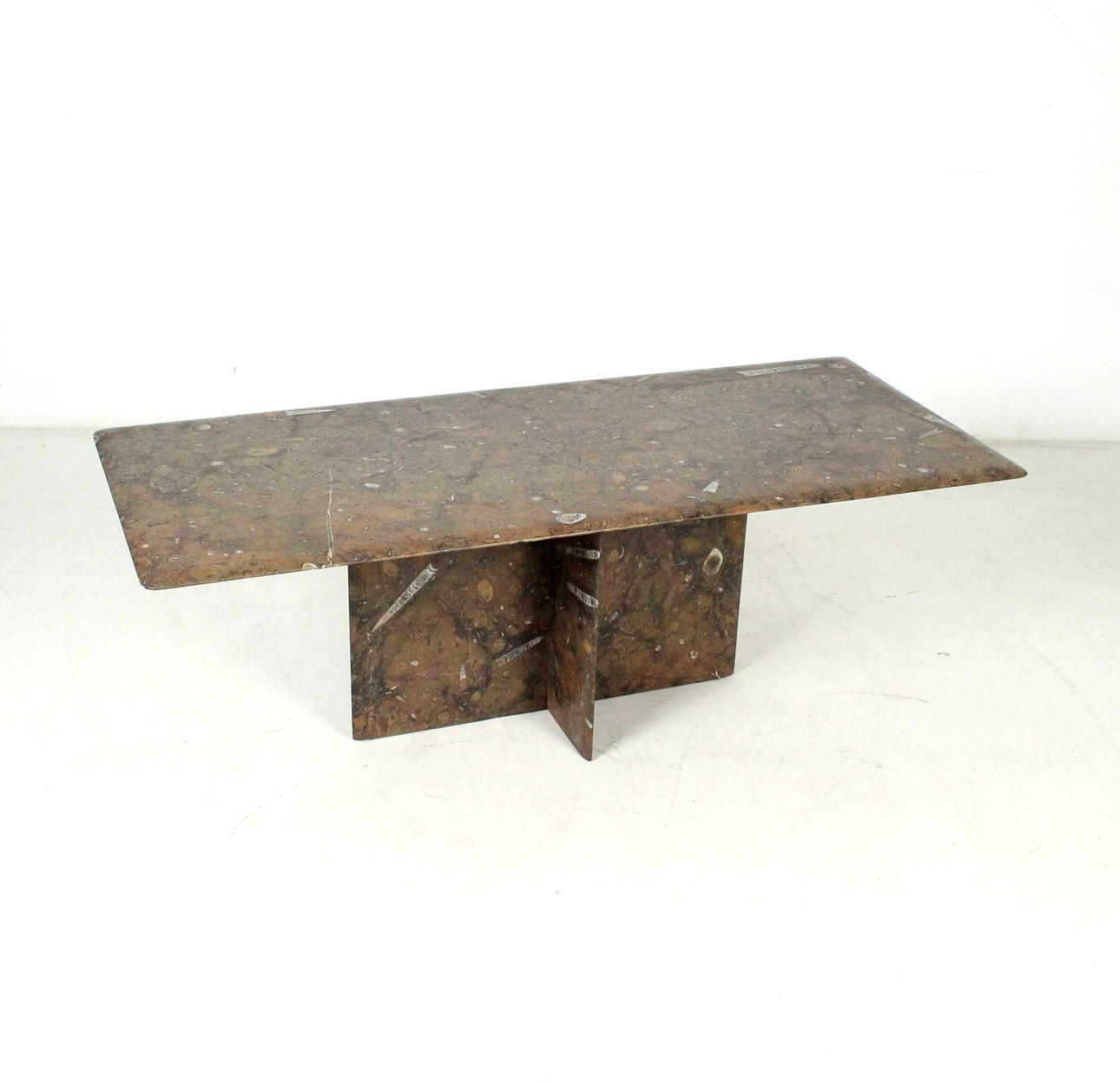 RINCKLAKE VAN ENDERT. Tisch mit eingelegten Fossilien.