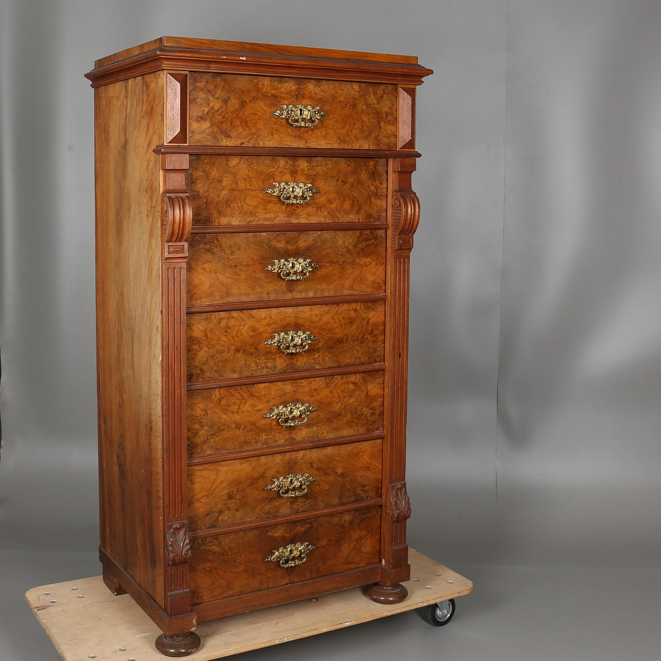 HERRBYRÅ i mahognyfanér. Nyrenässans. 1800-talets senare hälft.