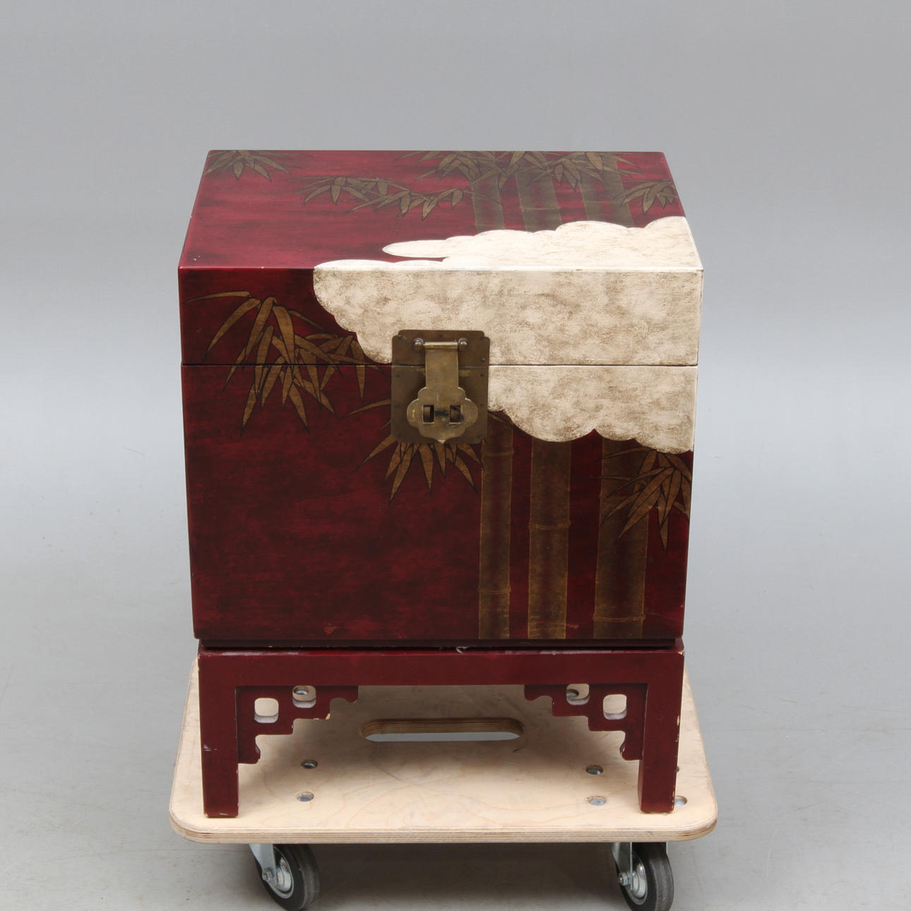 KISTA, på benställning, Kina, 19/2000-tal.