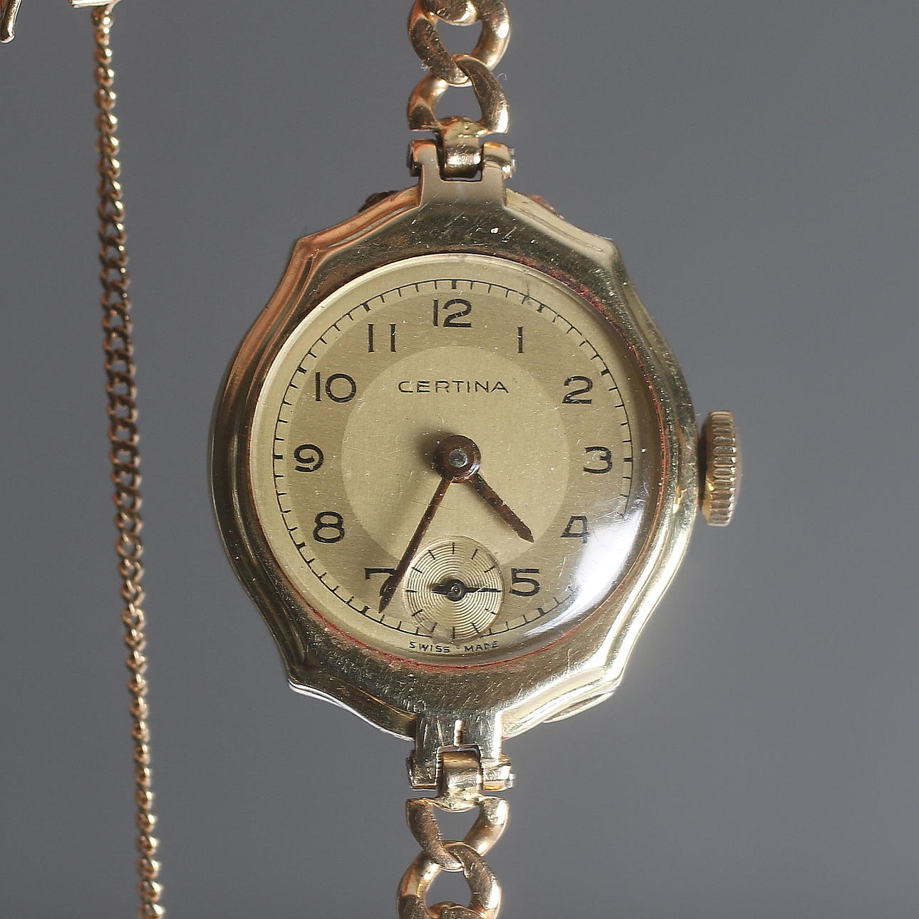 GULDKLOCKA, 14 k i boett samt kedja, bruttovikt 11 gram.