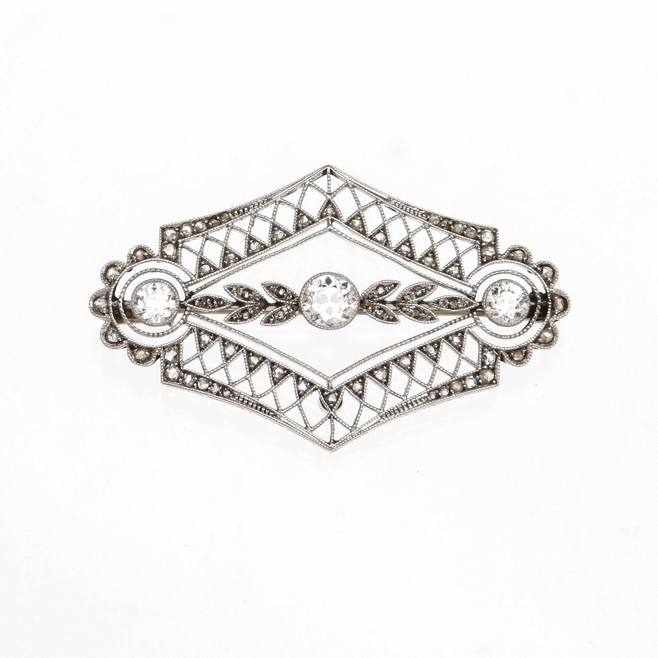 BROSCH vitguld och gammalslipade samt rosenslipade diamanter, totalt ca 1,4ct, totalvikt 6,5 gram.