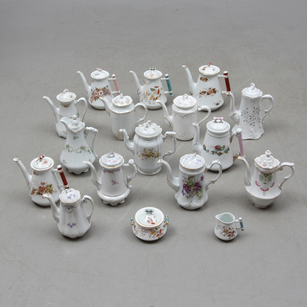 TE & KAFFEKANNOR, 15 st porslin, varav 7 st märkta Rörstrand.