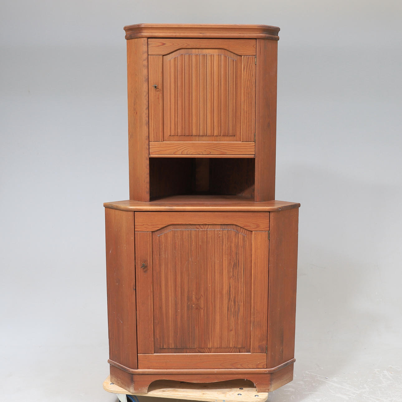 ECKSCHRANK, Kiefer, Mitte 20. Jahrhundert.