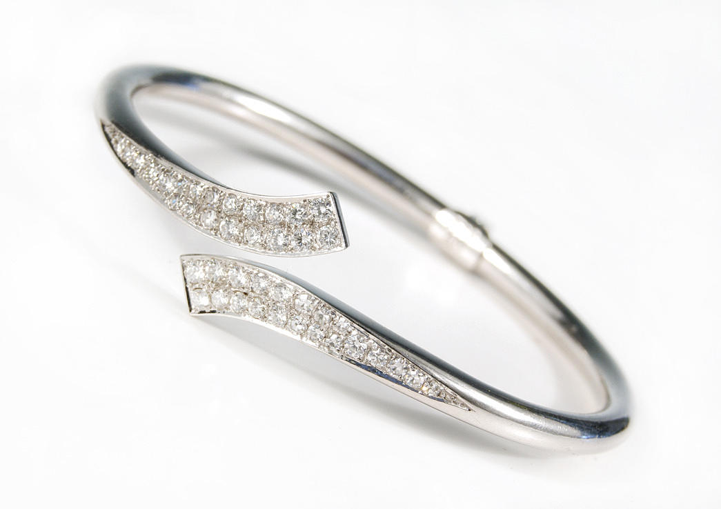 ARMBAND, 750 WG. 18 diamanter och 24 briljantslipade diamanter, tillsammans ca. 0,75 ct.