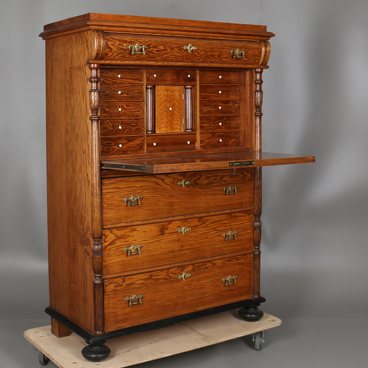 CHIFFONJÉ i mahognyfanér. Nyrenässans. 1800-talets senare hälft.