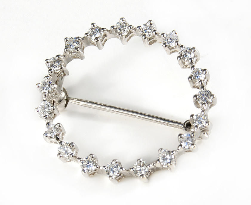 NÅL, 585 WG. 19 briljantslipade diamanter, ca. 0,38 ct.