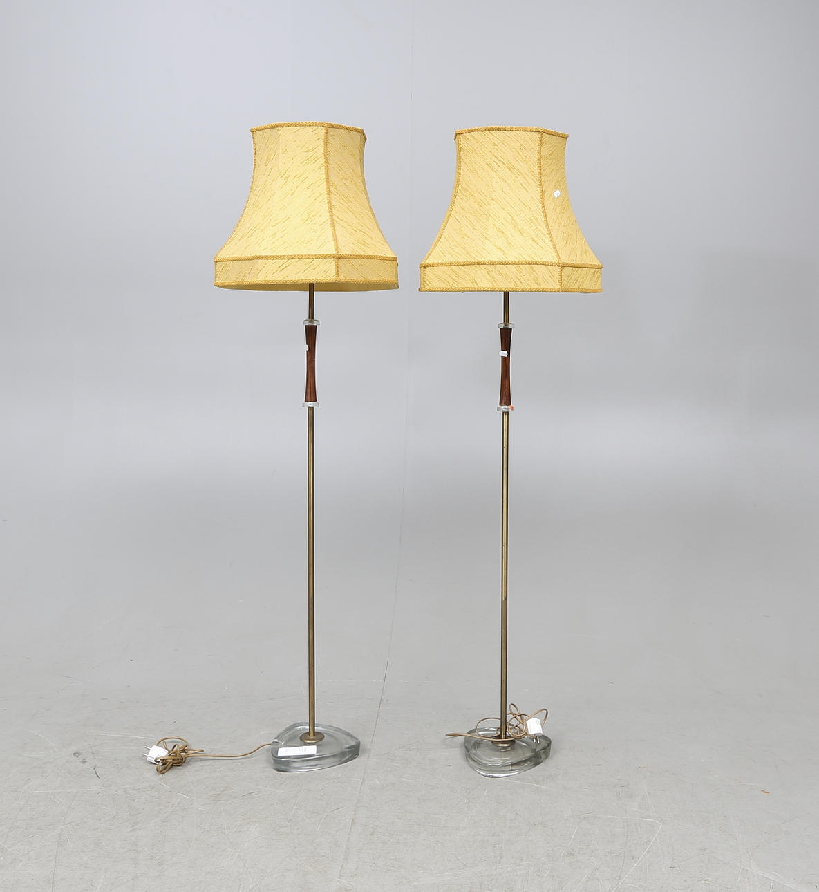 GOLVLAMPOR, ett par, omkring 1900-talets mitt.