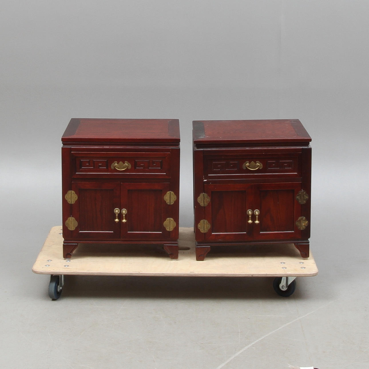 SÄNGBORD, 1 par, Kina, 1900-talets andra hälft.