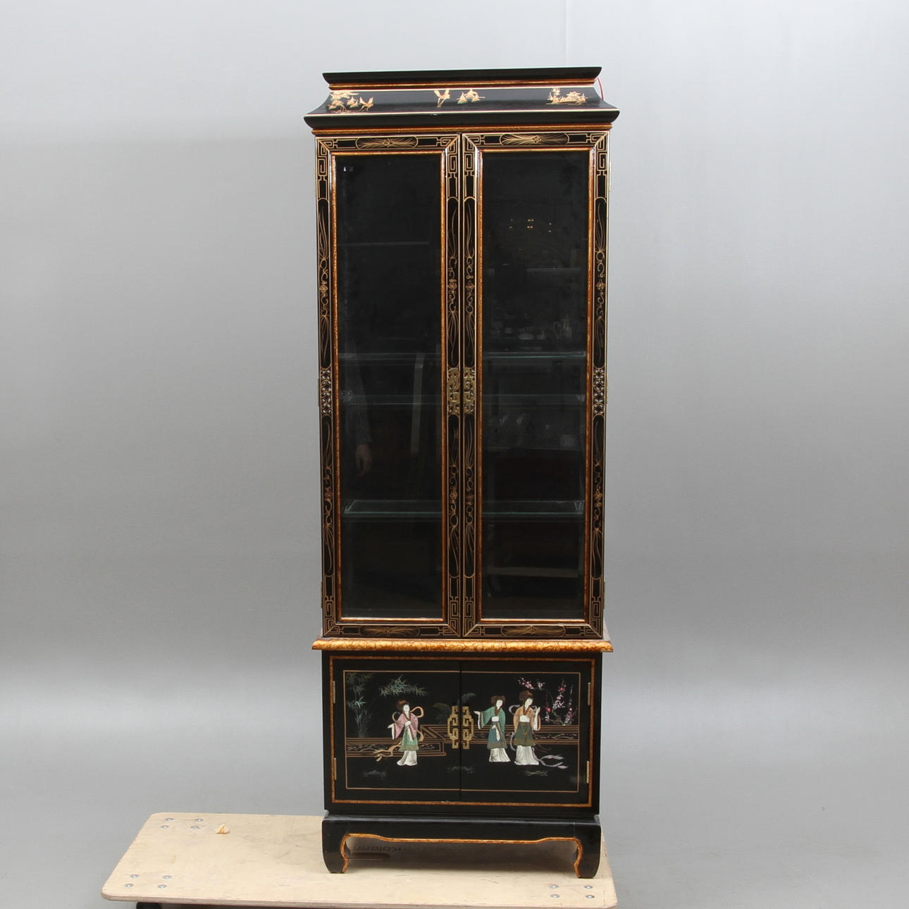 VITRINSKÅP, Kina, 19/2000-tal.