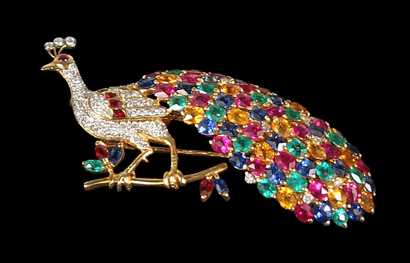 PÅFÅGELBROSCH, 750 gult guld påfågel med rörlig svans bestående av diamanter, ca. 17 ct färg stenar: blå och gula safirer, rubiner och smaragder.