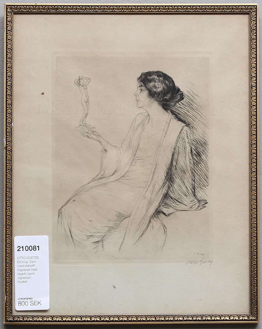OTTO GOETZE. Etsning. Dam med statyett. Signerad med blyerts samt signerad i trycket.