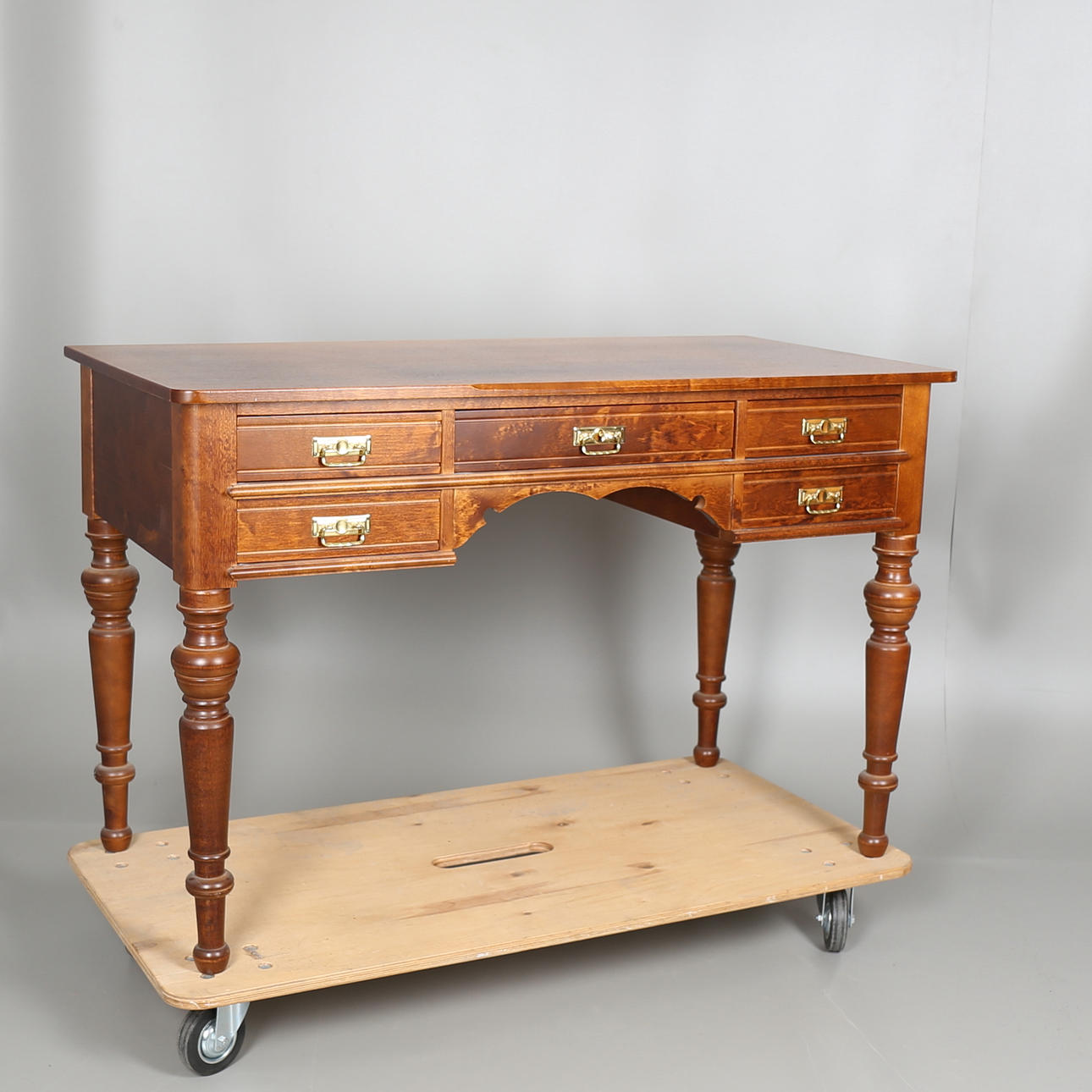 SKRIVBORD. Nyrenässansstil. 1900-talets andra hälft.