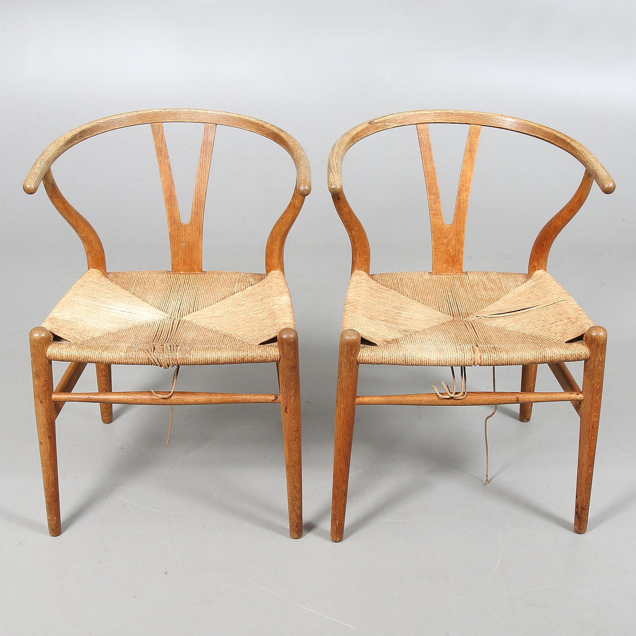 STOLAR, 1 par, "Y-stolen", modell CH-24, Hans J. Wegner, Carl Hansen & Son, Odense, Danmark.