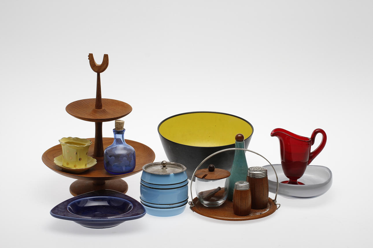 SERVISDELAR, 12 delar, teak, keramik, plast och glas, bl.a. Rörstrand, Johansfors, Reijmyre.