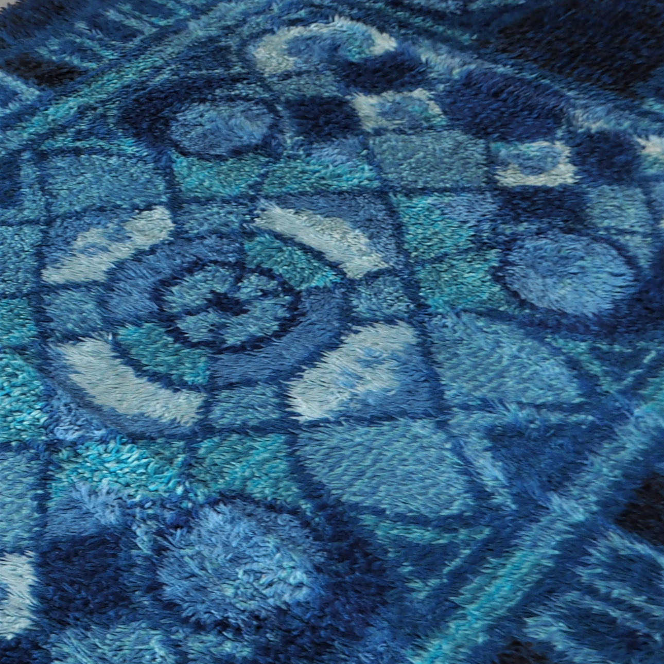 MATTA, rya, grafiska mönster i blå nyanser.