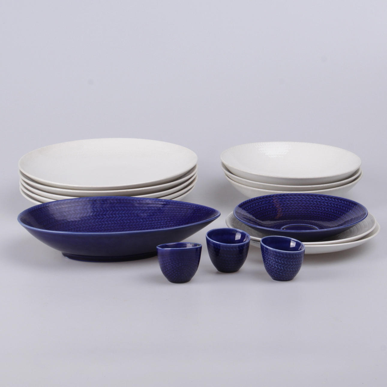 SERVISDELAR, 15 st. "blå eld", Hertha Bengtsson, Rörstrand.