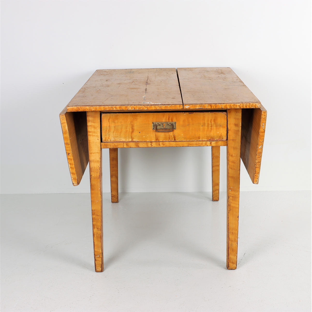 TISCH MIT KLAPPE, 18/1900. Möbel - Tische