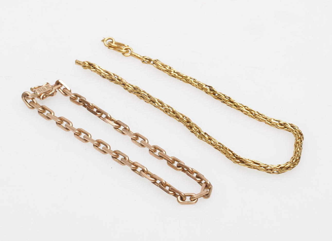 ARMBAND, 2 st, 18k guld, vikt ca 18,9 gr.