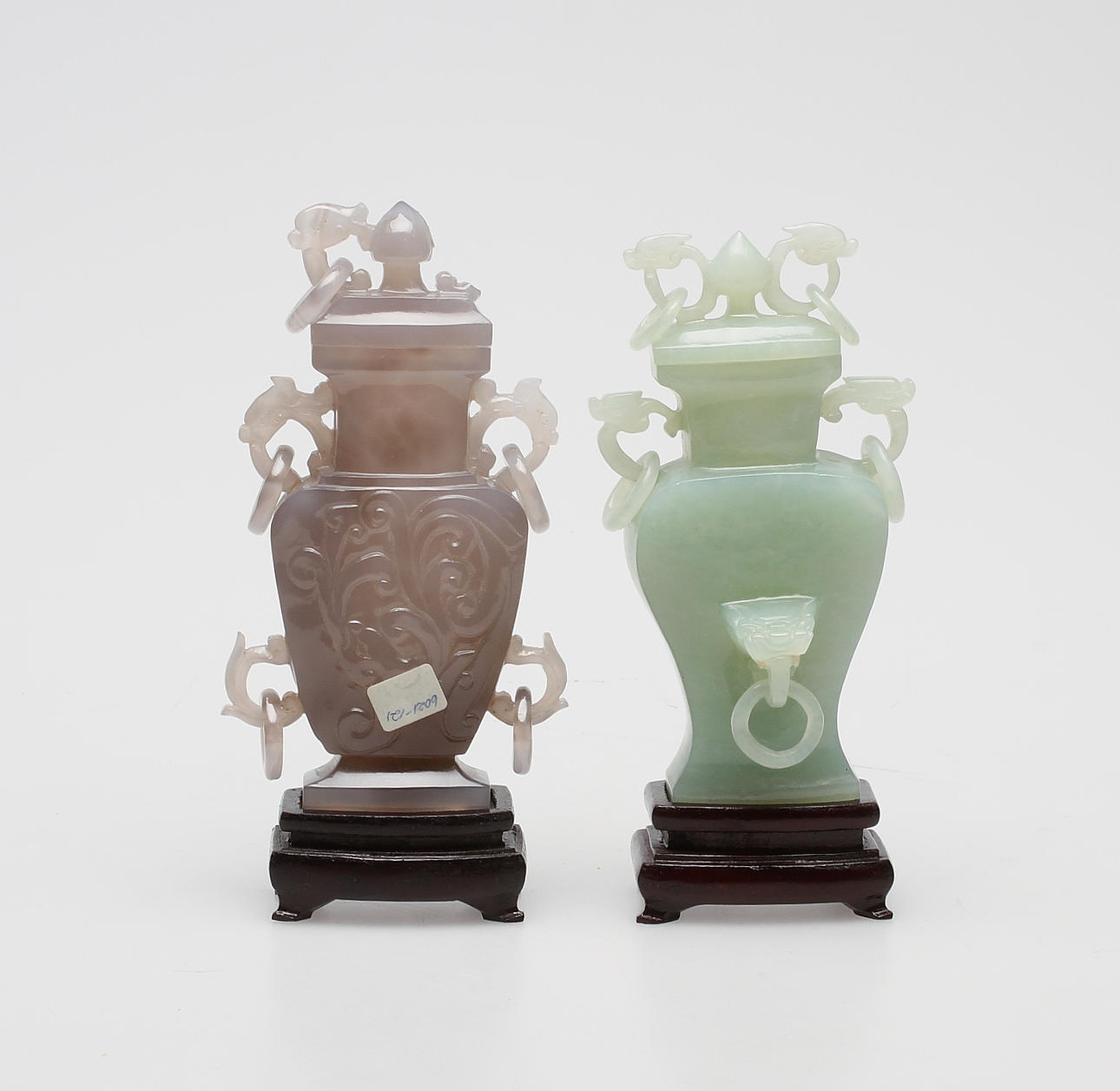 URNOR, 2 st, jade och agat, Kina, 1900-tal.