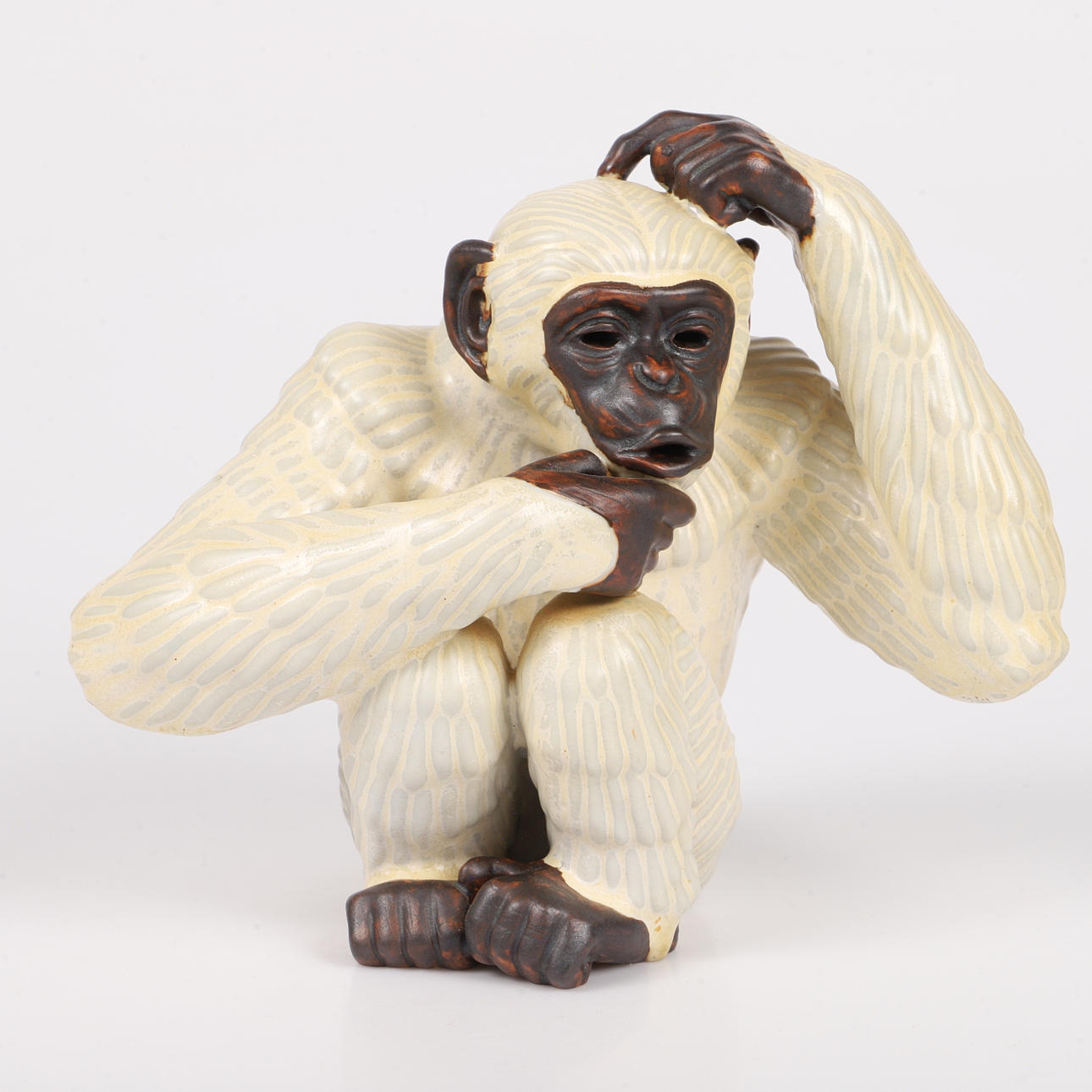 GUNNAR NYLUND. Figurilla, mono, gres esmaltado, Rörstrand.