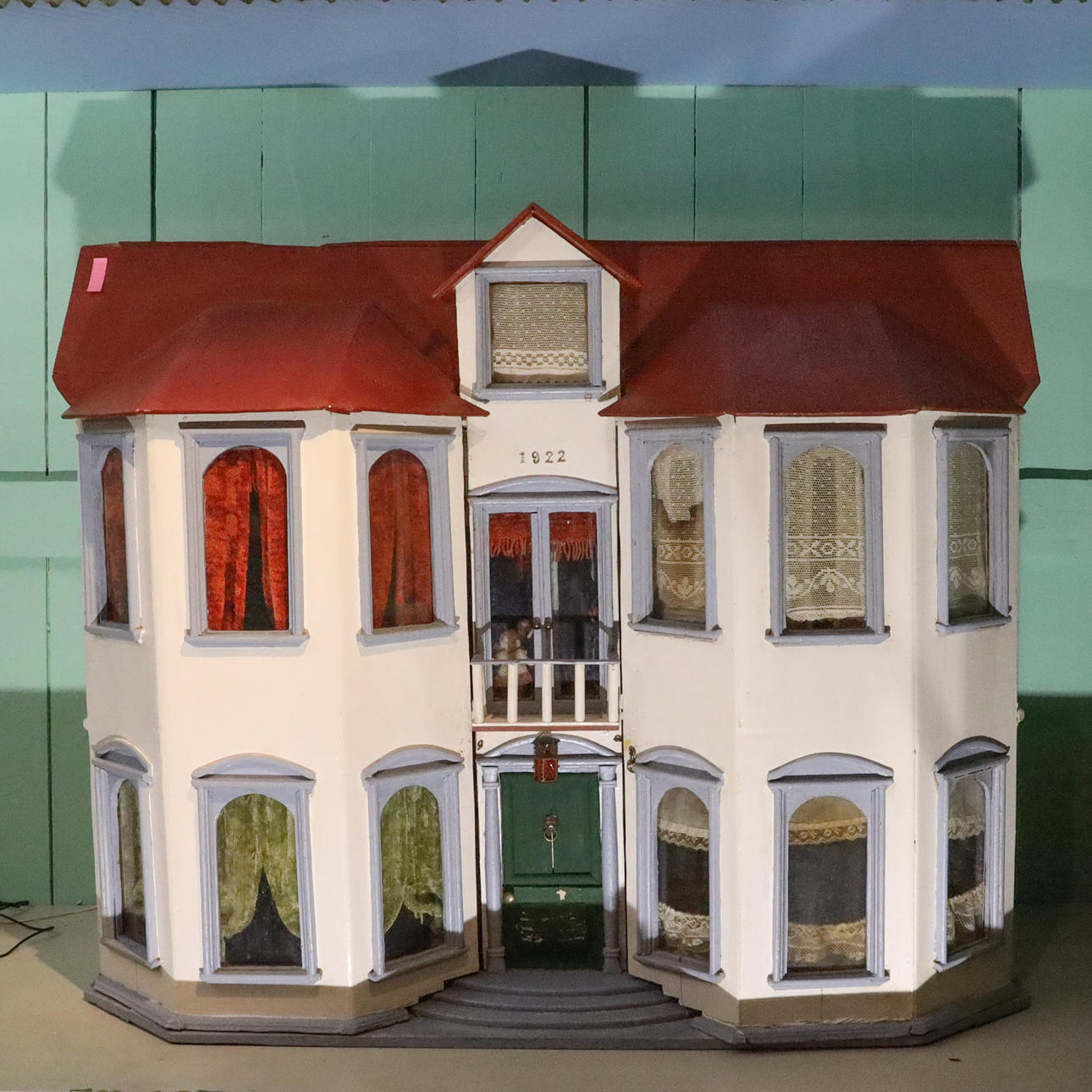 DOCKHUS, vitt, daterat 1922.