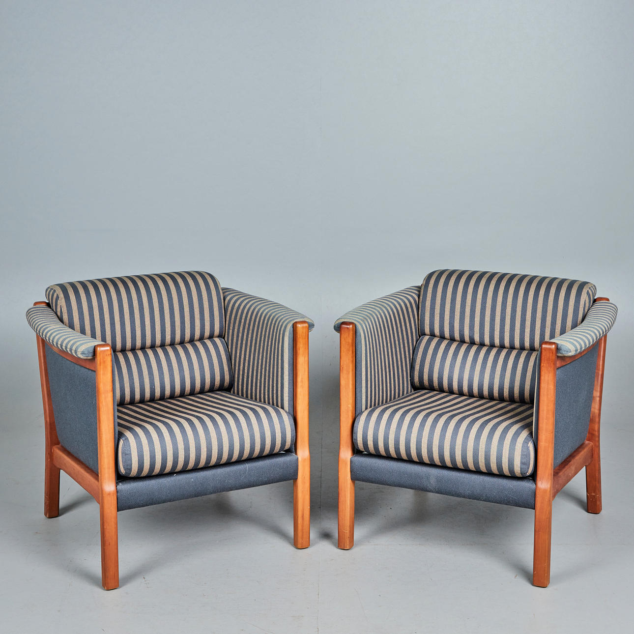 Två fåtöljer/fåtöljer, trä, tyg, 1980-tal, Danmark (2).