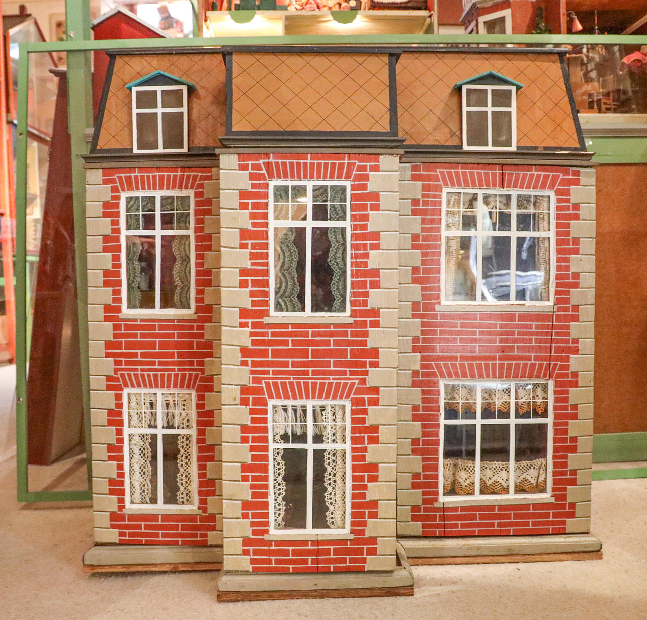 DUKKEHUS, rød mursten, gult tag.