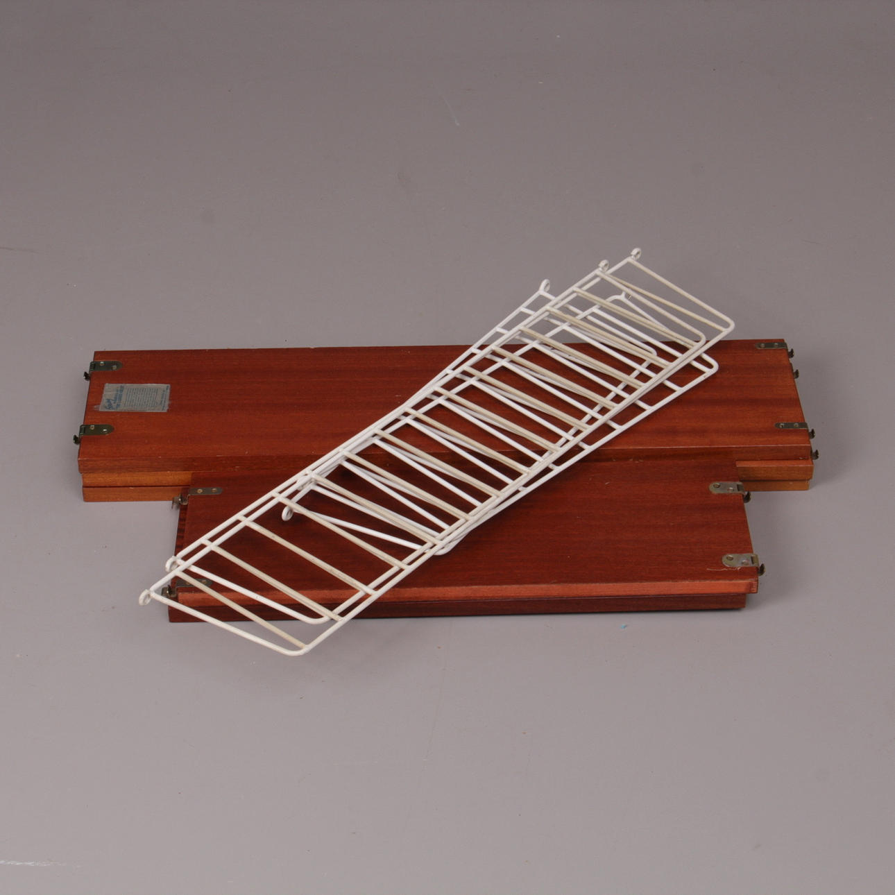 HYLLOR, 2 st. "String", Nisse Strinning, 1900-talets mitt.