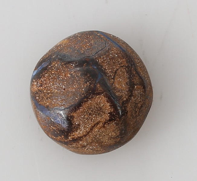 ÆDELSTEN, sort opal, 16 karat, 3,2 gram, Australien.