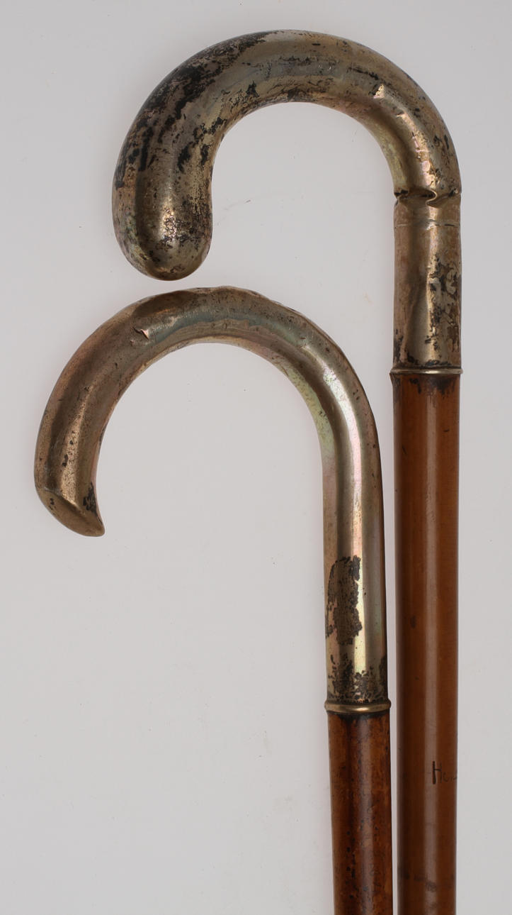 KÄPPAR, 2 st, med silvergrepp. 18/1900-tal.