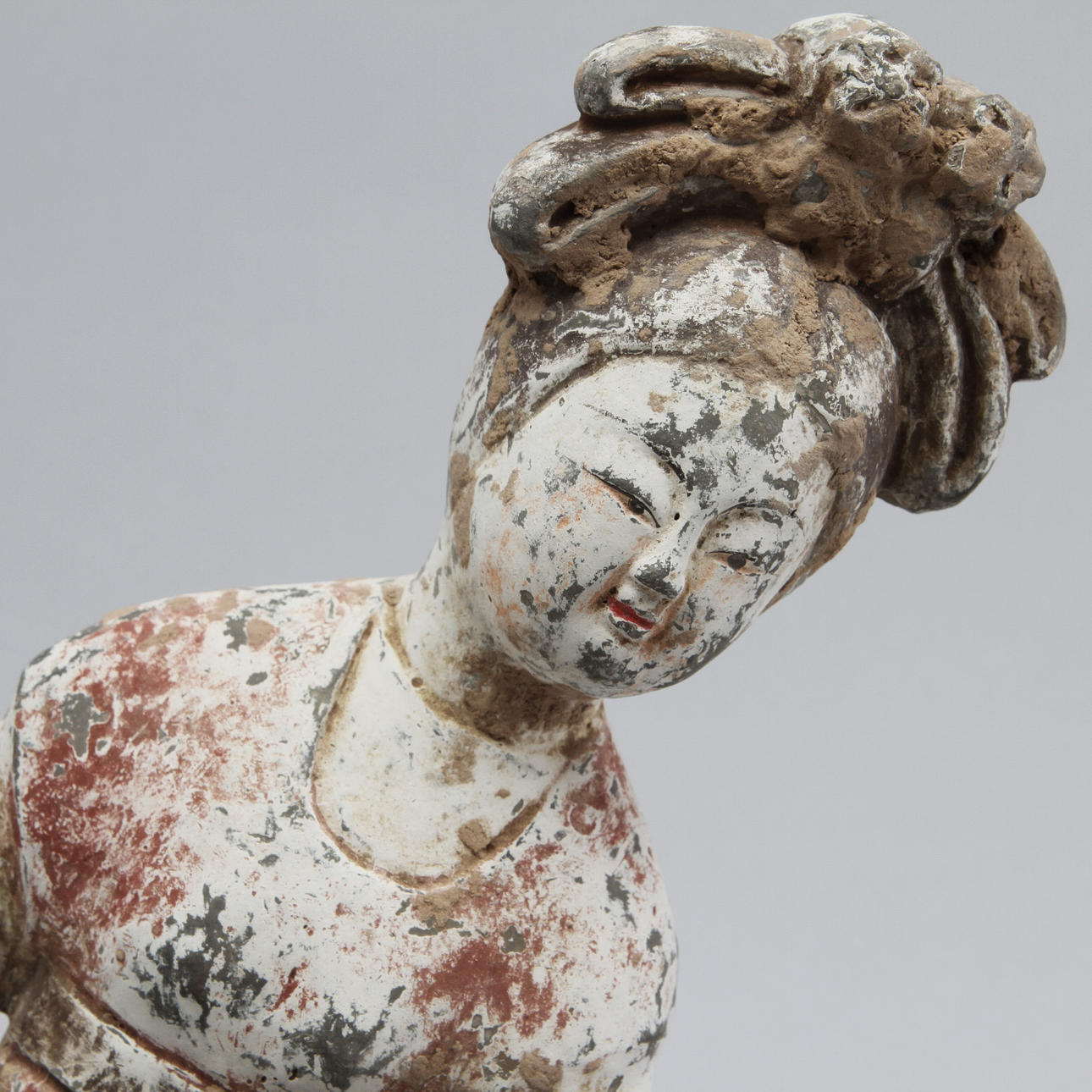 FIGURIN, dansande kvinna, lergods, T'ang (618-906 e.kr.). Kina.