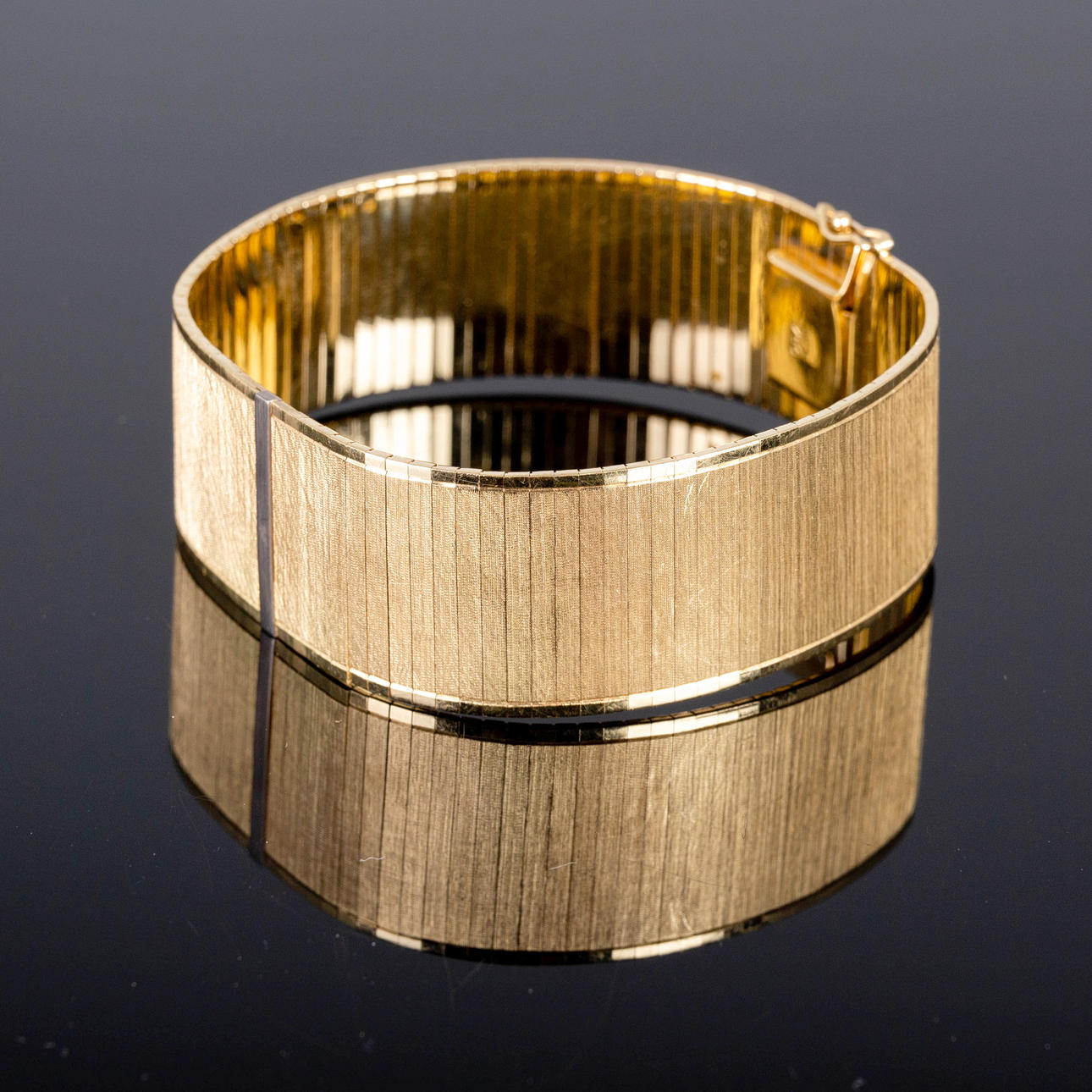 Gold bracelet with a white gold link.
