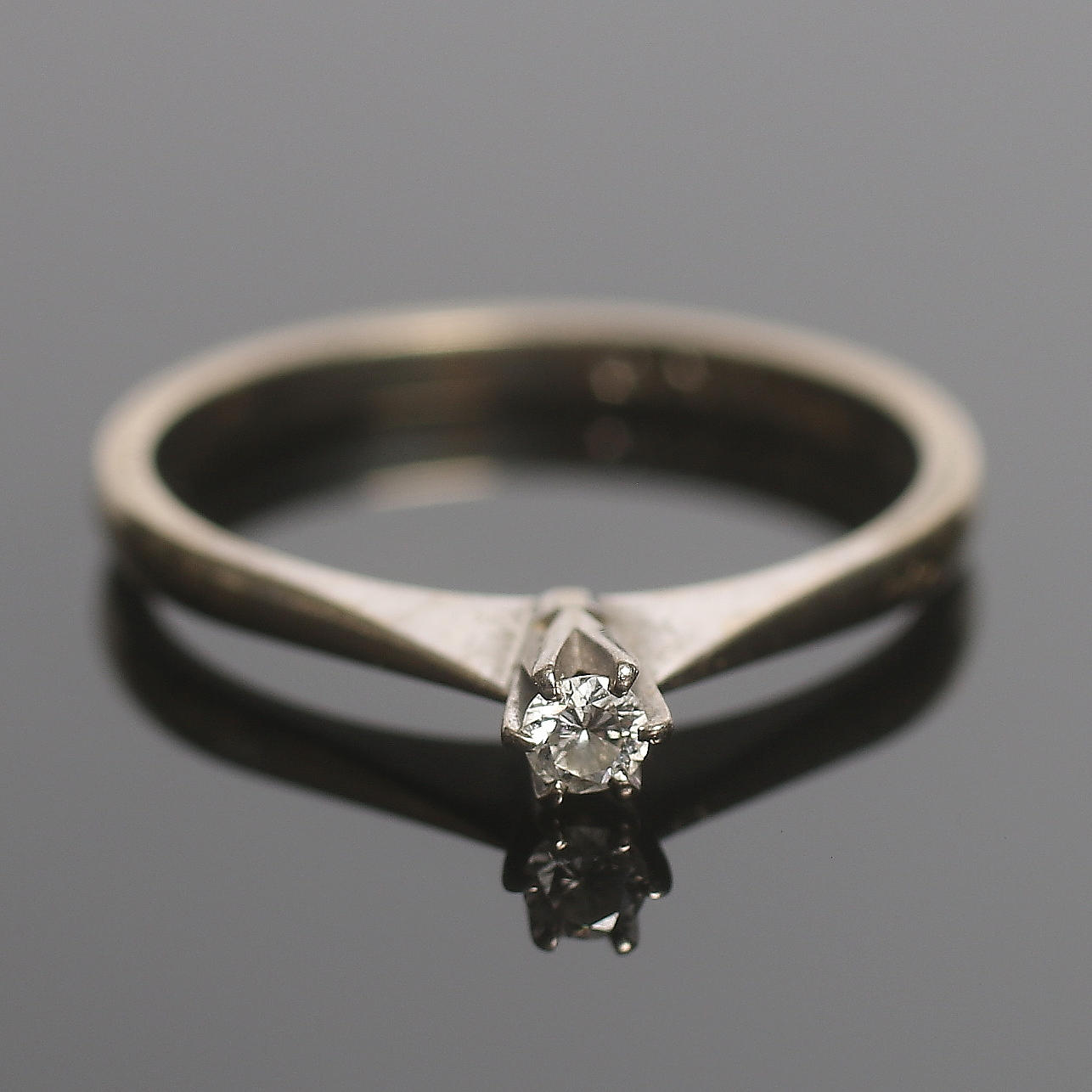 ENSTENSRING, 18k vitguld med brilliantslipad diamant 0,07 ct, princessinfattning, Vikt 2 gram.