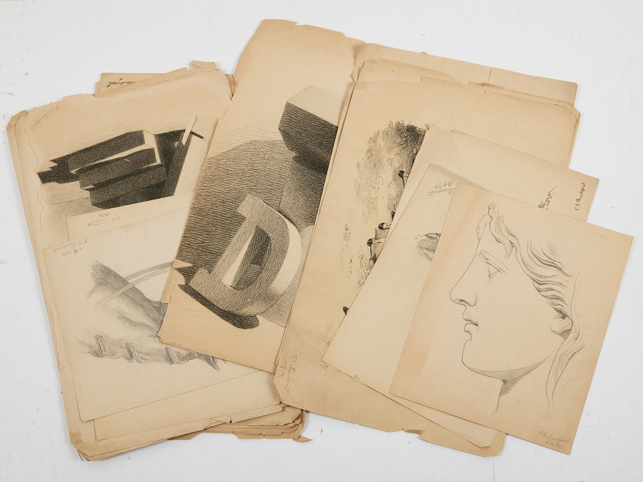 OIDENTIFIERAD KONSTNÄR. (1800-tallet), ca 29 stk., modelstudier og elevværker i blæk, blyant og kul, dateret.
