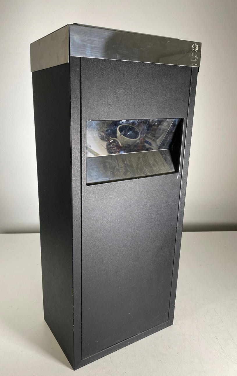 Stående askkopp av LUCI, ITALIEN.