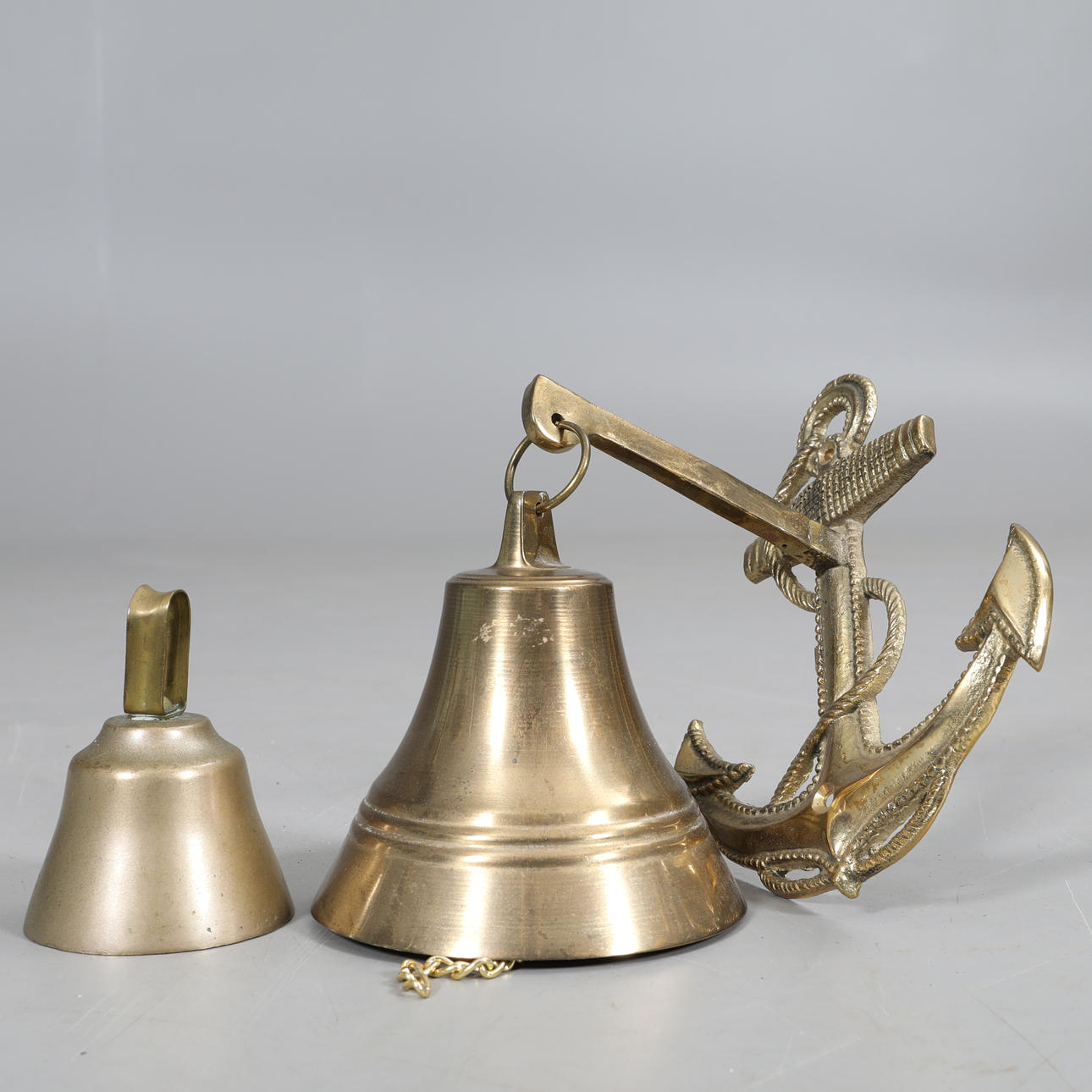 KLOCKOR/BJÄLLROR, 2 stycken , mässing.